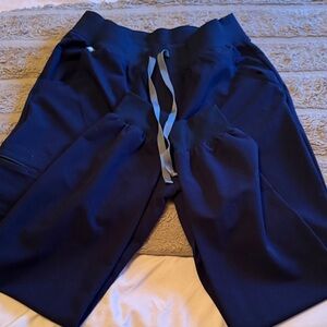 Women’s Navy blue Zemora scrub pants. Size medium in navy blue